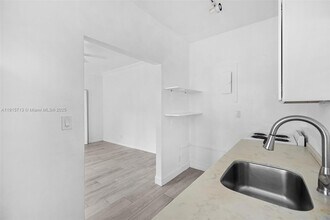 2822 Pine Tree Dr in Miami Beach, FL - Building Photo - Building Photo