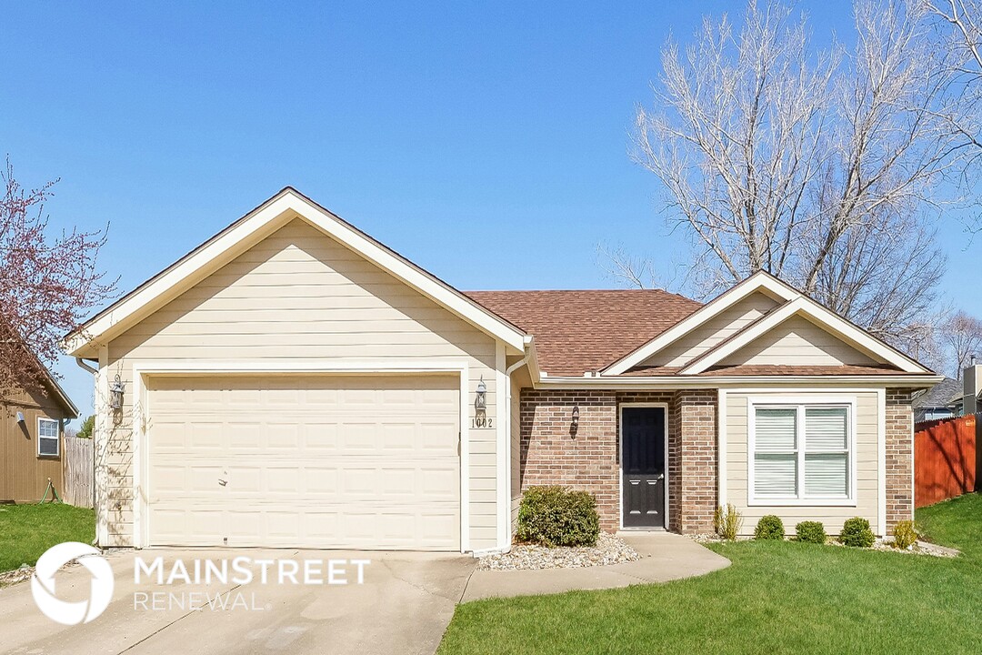 1002 Rock Creek Ln in Grain Valley, MO - Building Photo