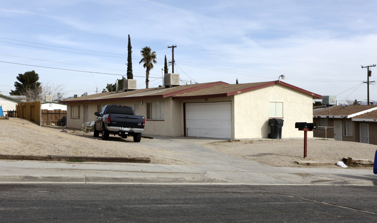 925-927 Carson St in Barstow, CA - Foto de edificio