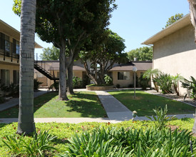 Casa del Prado Apartments in Anaheim, CA - Foto de edificio - Building Photo