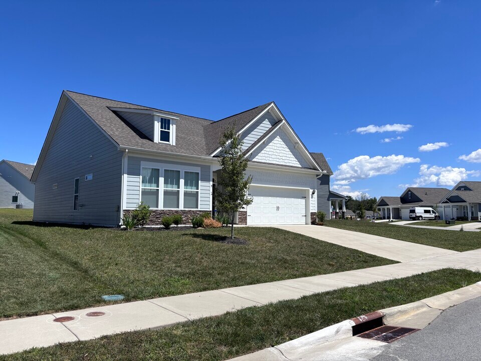 62 Fox Cove Rd in Hendersonville, NC - Foto de edificio