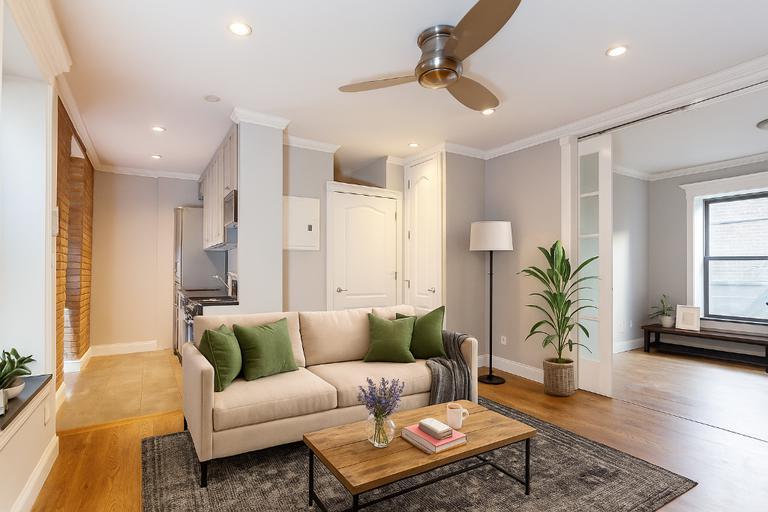 338 E 100th St in New York, NY - Building Photo