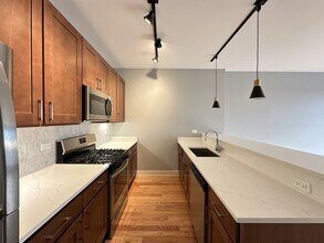 2740 N Spaulding Ave in Chicago, IL - Foto de edificio - Building Photo