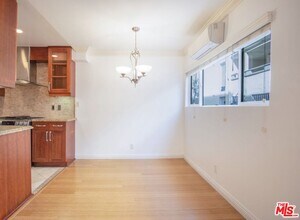 1154 S Barrington Ave in Los Angeles, CA - Foto de edificio - Building Photo