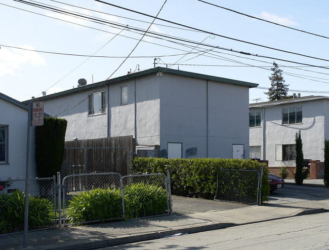 684 Oakside Ave in Redwood City, CA - Foto de edificio - Building Photo