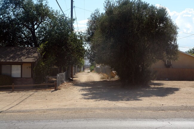 16382 Smoke Tree St in Hesperia, CA - Building Photo - Building Photo