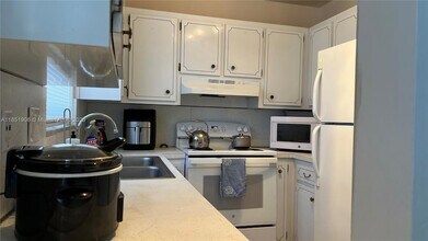 941 Crystal Lake Dr, Unit 208 in Pompano Beach, FL - Building Photo - Building Photo