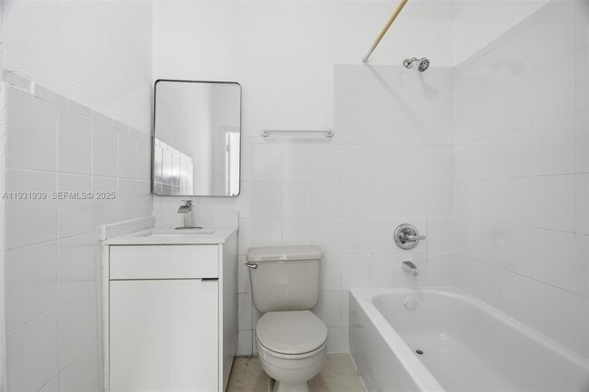 465 NE 165th St in Miami, FL - Building Photo - Building Photo