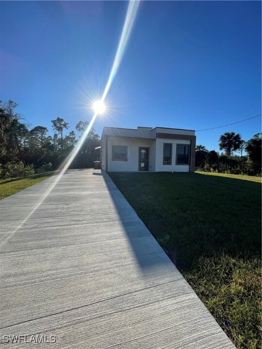 627 Windermere Dr in Lehigh Acres, FL - Building Photo