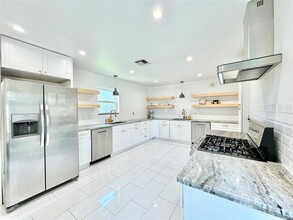 10807 Kitty Brook Dr in Houston, TX - Building Photo - Building Photo