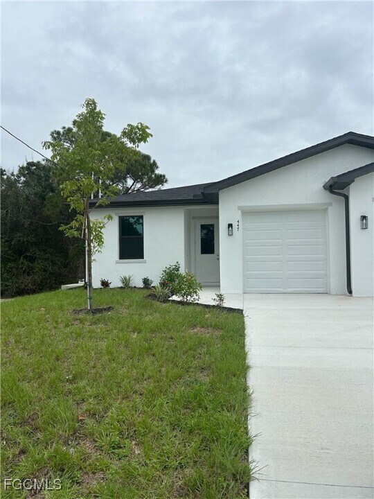 447 Bell Blvd in Lehigh Acres, FL - Building Photo