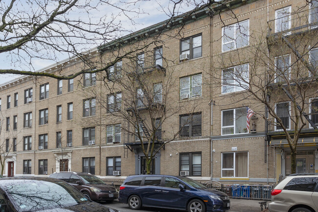 6116 Woodbine St in Ridgewood, NY - Building Photo - Building Photo