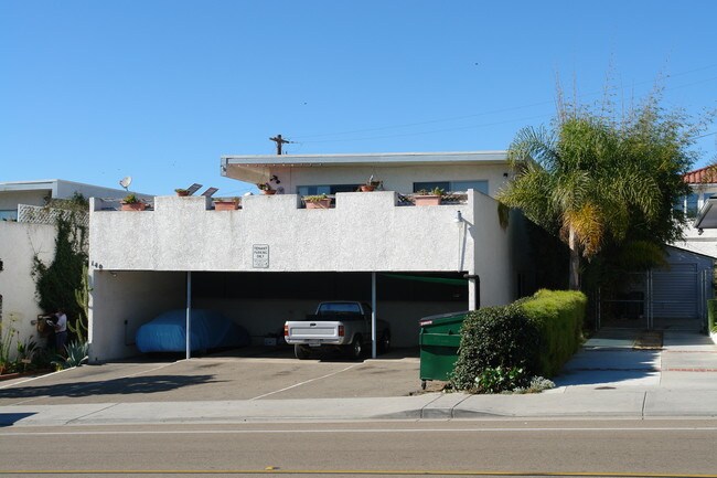130-140 Tamarack Ave in Carlsbad, CA - Foto de edificio - Building Photo