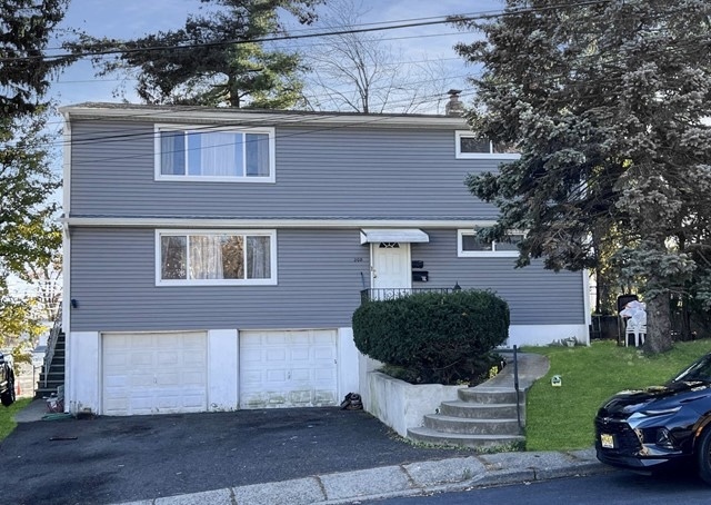 208 Echo Pl, Unit 2 in Elmwood Park, NJ - Building Photo - Building Photo