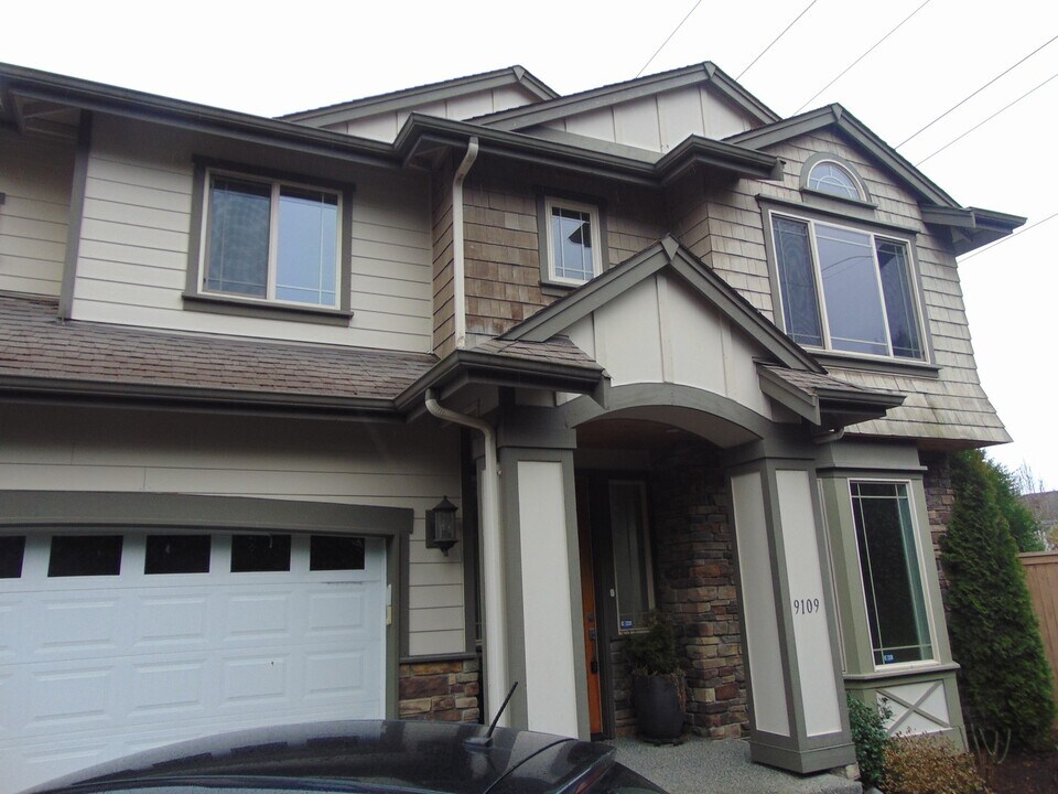 9109 125th Ave NE in Kirkland, WA - Building Photo