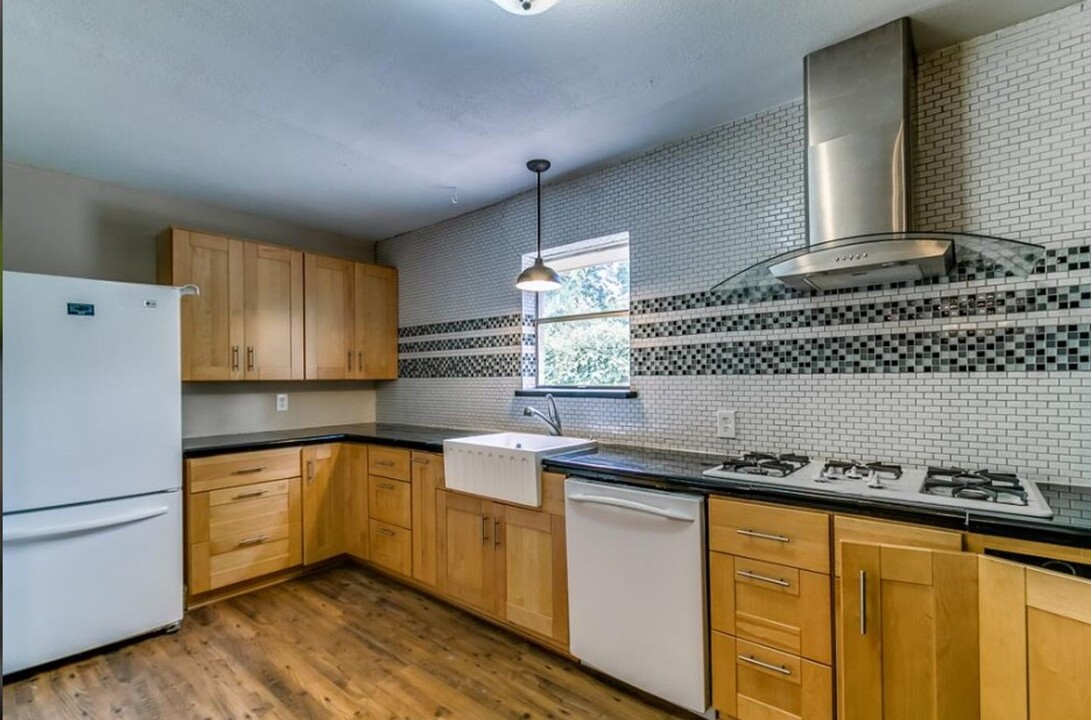 130 Stanford Rd in Lake Jackson, TX - Building Photo