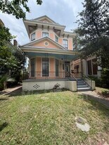 305 W 39th St in Savannah, GA - Building Photo