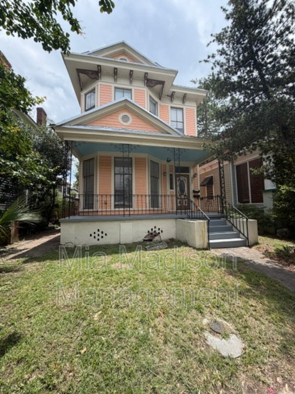 property at 305 W 39th St