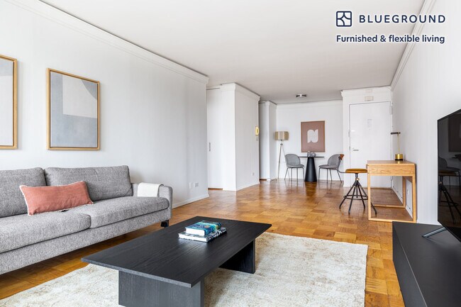 230 W 55th St in New York, NY - Foto de edificio - Building Photo