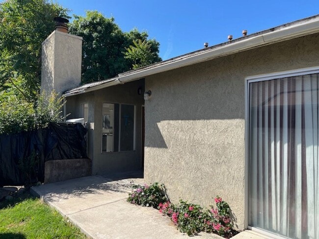 33072 Esther St-Unit -Unit B in Lake Elsinore, CA - Foto de edificio - Building Photo