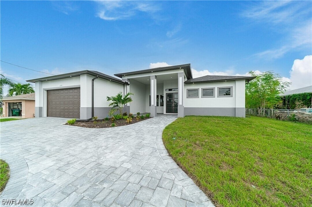 2509 SW 37th Terrace in Cape Coral, FL - Foto de edificio