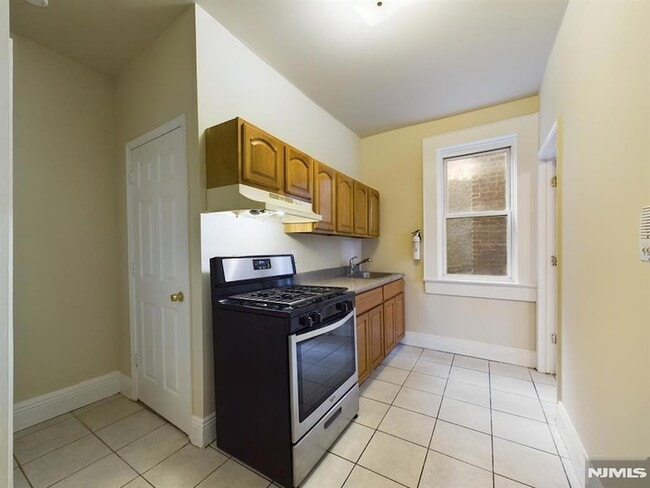 413 Dodd St, Unit 6 in East Orange, NJ - Foto de edificio - Building Photo
