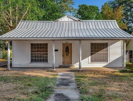 511 Woodlawn St in Henderson, TX - Building Photo