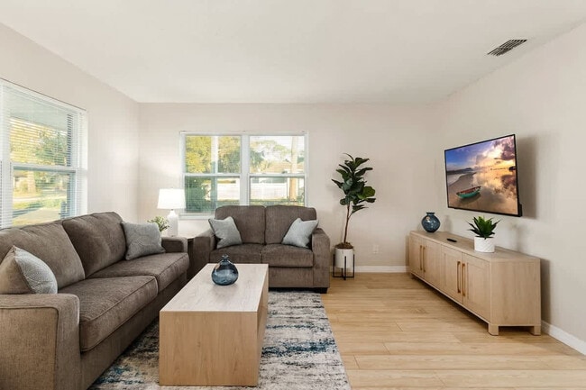 5542 20th St in Zephyrhills, FL - Building Photo - Building Photo