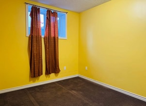 364 Martindale Dr NE in Calgary, AB - Building Photo - Building Photo