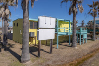 Surfside in Surfside Beach, TX - Foto de edificio - Building Photo