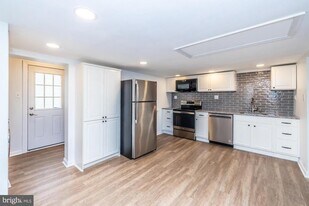 405 Edgewood Ave in Horsham, PA - Building Photo