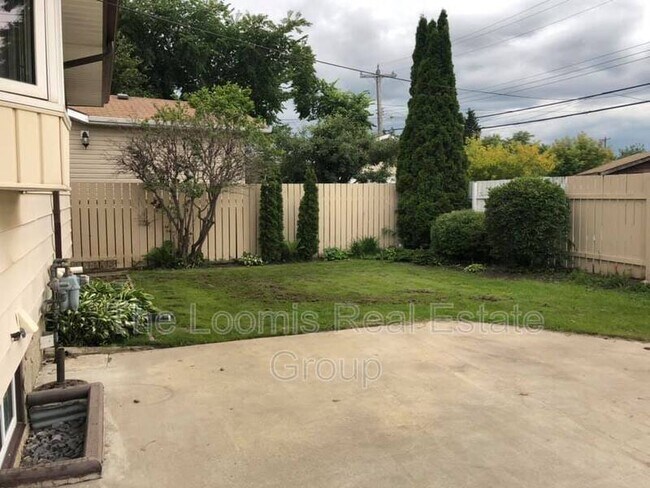 8708 Meadowlark Rd NW in Edmonton, AB - Building Photo - Building Photo