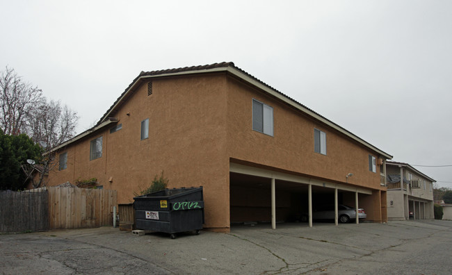 350 Alpine St in Upland, CA - Foto de edificio - Building Photo