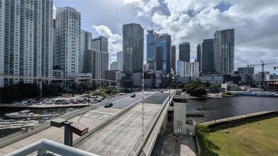 350 S Miami Ave, Unit 707 in Miami, FL - Foto de edificio - Building Photo