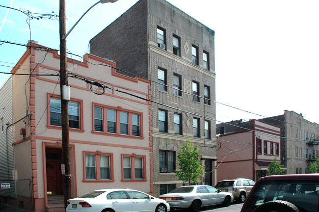 210 63rd St in West New York, NJ - Building Photo - Building Photo