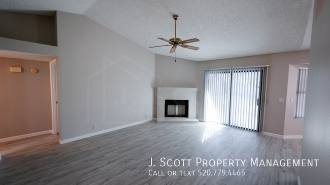 8957 W Rose Ln in Glendale, AZ - Foto de edificio - Building Photo