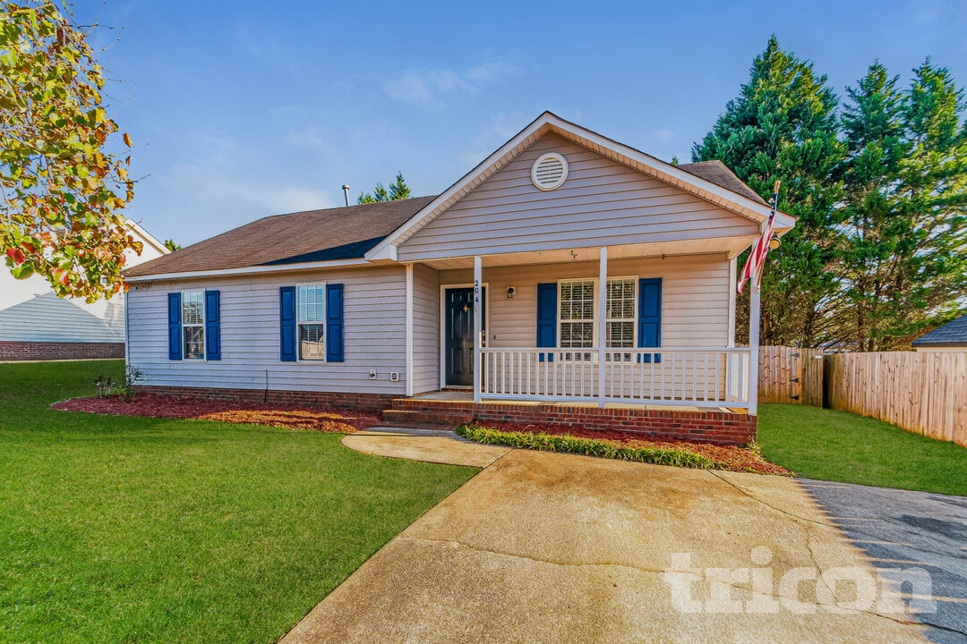 204 Wexford Dr in Clayton, NC - Foto de edificio