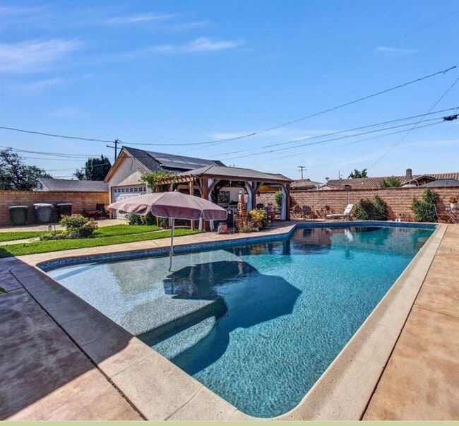 1461 E Grovecenter St in Covina, CA - Foto de edificio - Building Photo