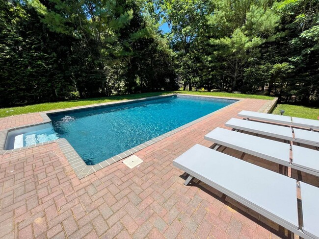 61 Hog Creek Rd in East Hampton, NY - Foto de edificio - Building Photo