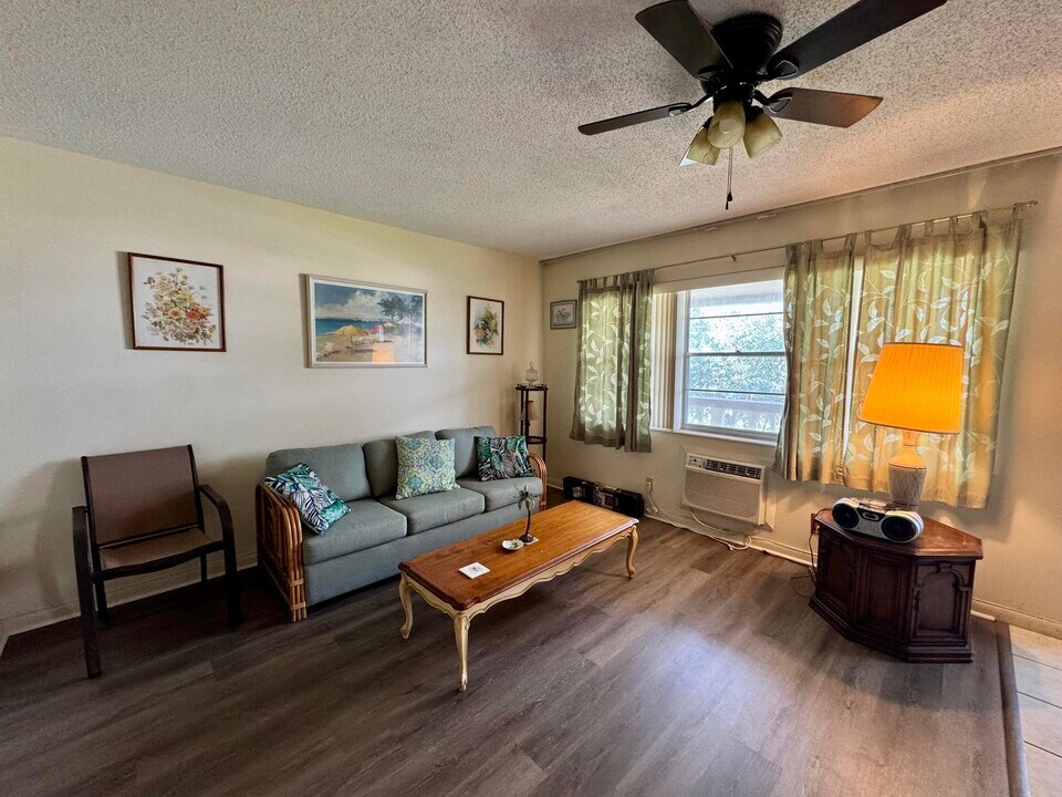 99 Canterbury D in West Palm Beach, FL - Building Photo