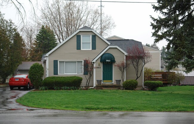 Grossbeck Pines Apartments in Lansing, MI - Foto de edificio - Building Photo