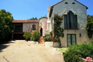 2243 E Live Oak Dr in Los Angeles, CA - Building Photo