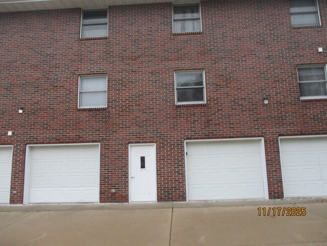 1490 Tower Dr, Unit 2 in Dubuque, IA - Building Photo - Building Photo
