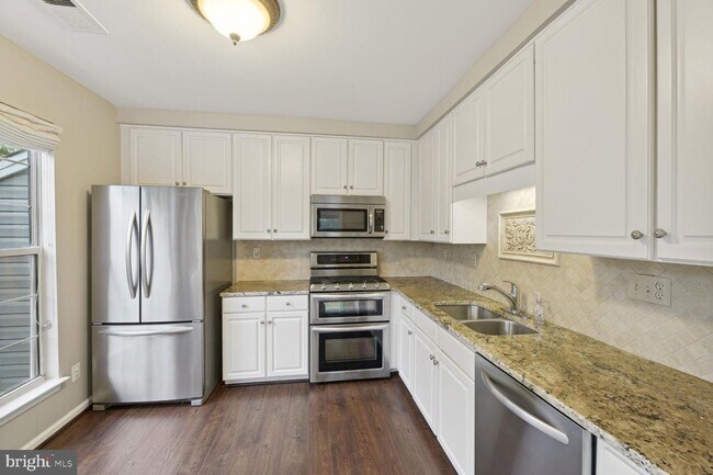 7056 Falls Reach Dr-Unit -7056-304 in Falls Church, VA - Building Photo - Building Photo