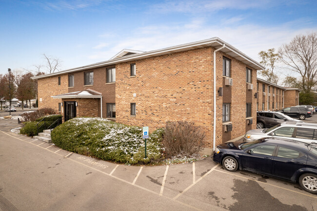 Lakeside Village Apartments in Mundelein, IL - Building Photo - Building Photo