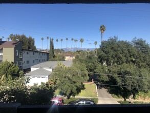 Amber Crest Apartments in Los Angeles, CA - Foto de edificio - Building Photo