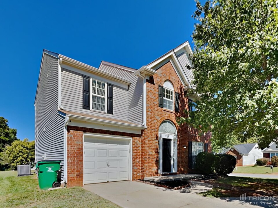 7445 Stone Mountain Ct in Charlotte, NC - Building Photo