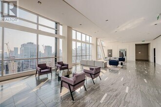 488 University Ave in Toronto, ON - Building Photo - Building Photo