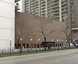 Malibu East Condominium in Chicago, IL - Building Photo - Building Photo