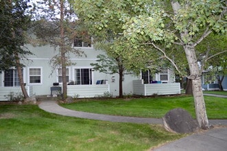 1950 NE Derek Dr, Unit 3 in Bend, OR - Foto de edificio - Building Photo